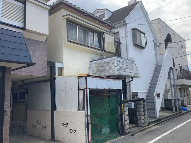 東京都板橋区高島平の木造2階建て家屋解体工事前の様子です。